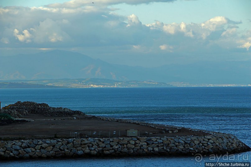 Заход солнца между Африкой и Испанией в Великобритании