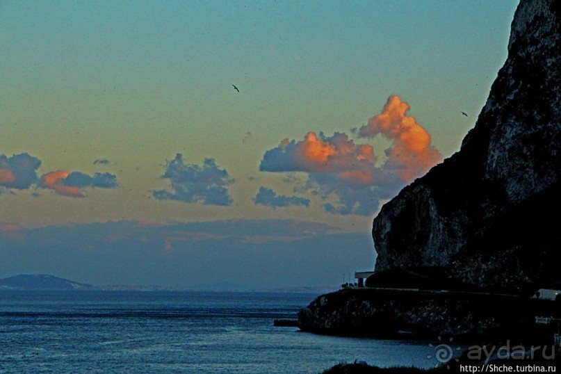 Заход солнца между Африкой и Испанией в Великобритании