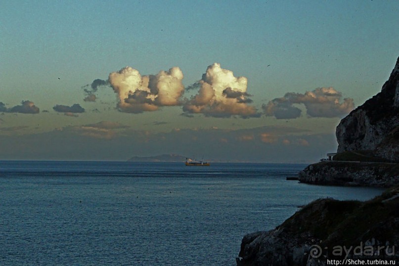Заход солнца между Африкой и Испанией в Великобритании
