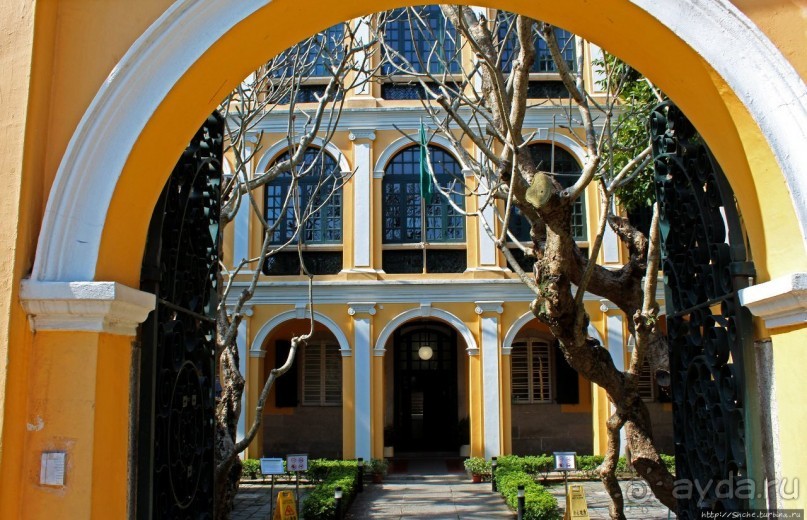 Скромная, но очень историческая площадь на холме в Макао