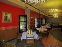 За городом на природе под руинами старого замка