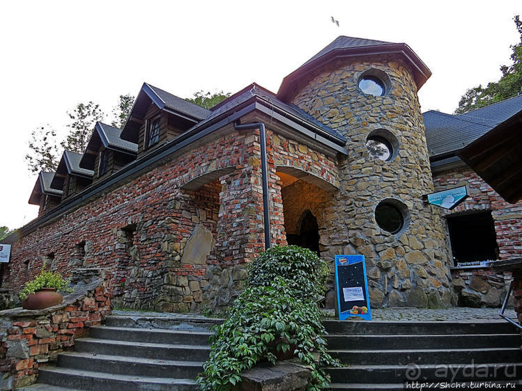 За городом на природе под руинами старого замка