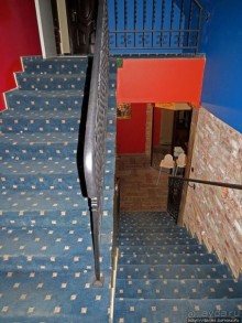 За городом на природе под руинами старого замка