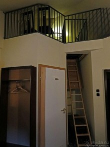 За городом на природе под руинами старого замка