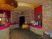 За городом на природе под руинами старого замка