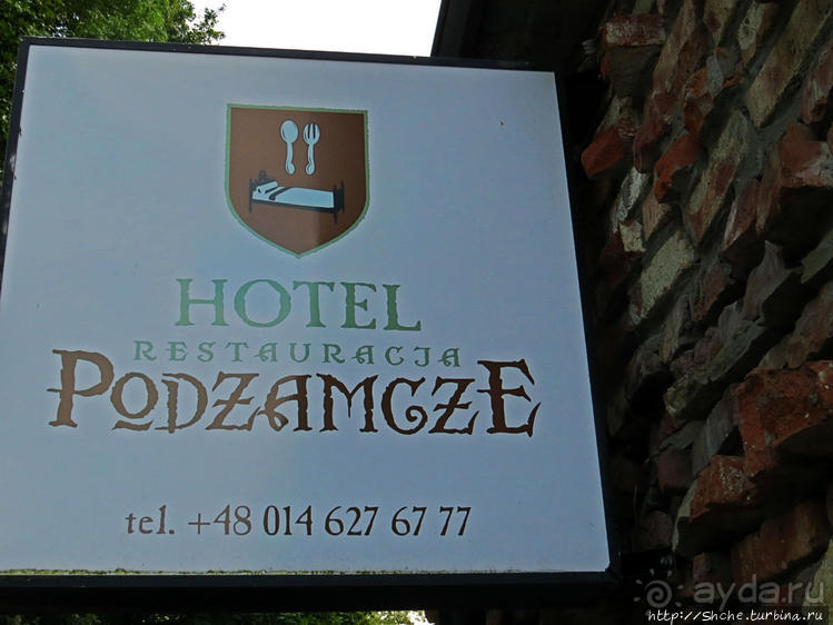 За городом на природе под руинами старого замка