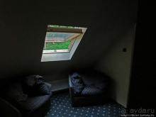 За городом на природе под руинами старого замка