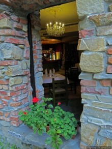 За городом на природе под руинами старого замка