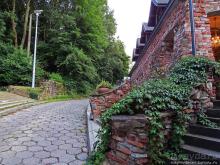 За городом на природе под руинами старого замка