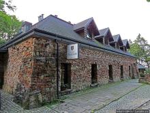 За городом на природе под руинами старого замка