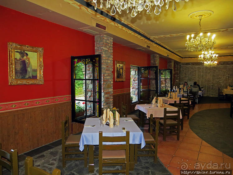 За городом на природе под руинами старого замка