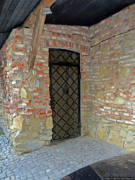 За городом на природе под руинами старого замка