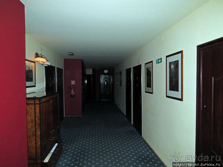 За городом на природе под руинами старого замка