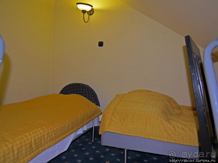 За городом на природе под руинами старого замка