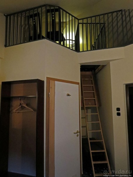 За городом на природе под руинами старого замка