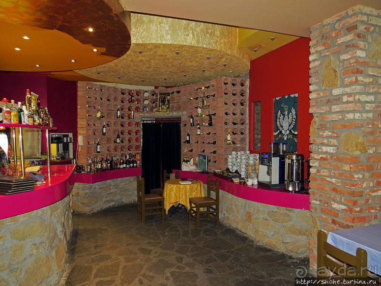 За городом на природе под руинами старого замка