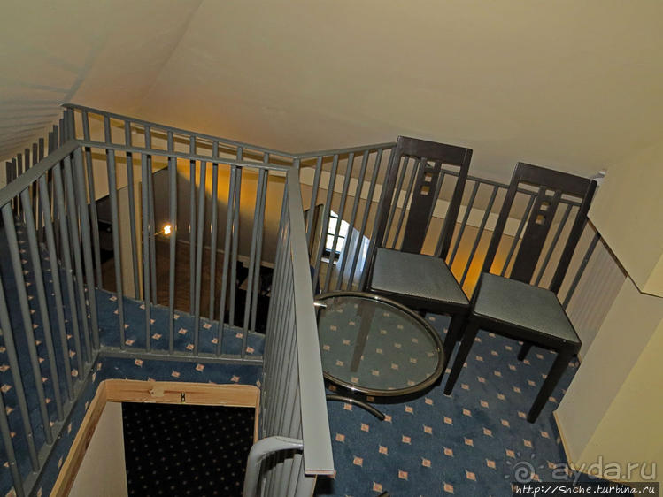 За городом на природе под руинами старого замка