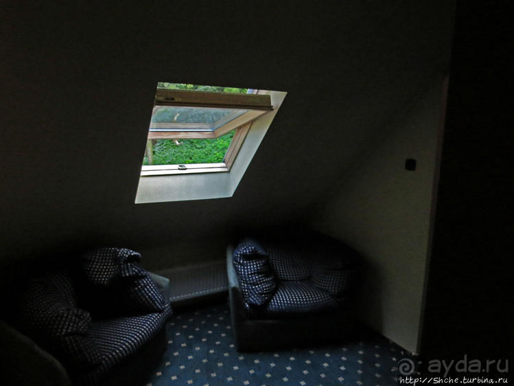 За городом на природе под руинами старого замка