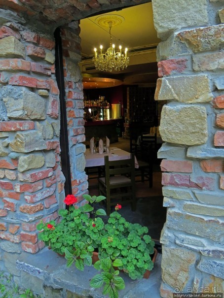 За городом на природе под руинами старого замка