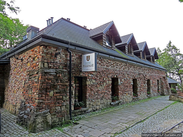 За городом на природе под руинами старого замка