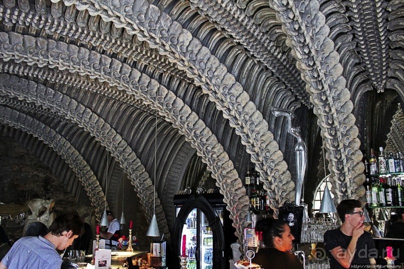 Пиво на костях, или инопланетный бар Гигера