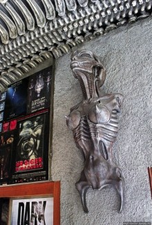 Пиво на костях, или инопланетный бар Гигера