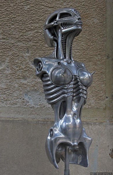 Пиво на костях, или инопланетный бар Гигера