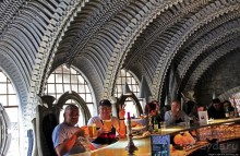 Пиво на костях, или инопланетный бар Гигера