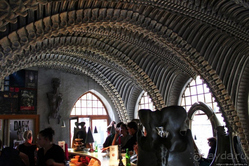 Пиво на костях, или инопланетный бар Гигера