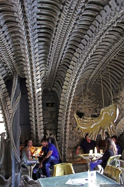 Пиво на костях, или инопланетный бар Гигера