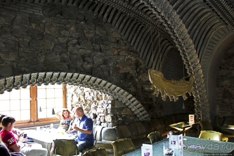 Пиво на костях, или инопланетный бар Гигера