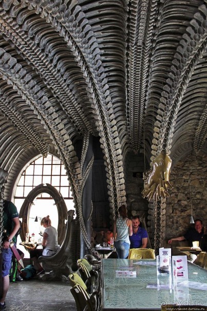 Пиво на костях, или инопланетный бар Гигера