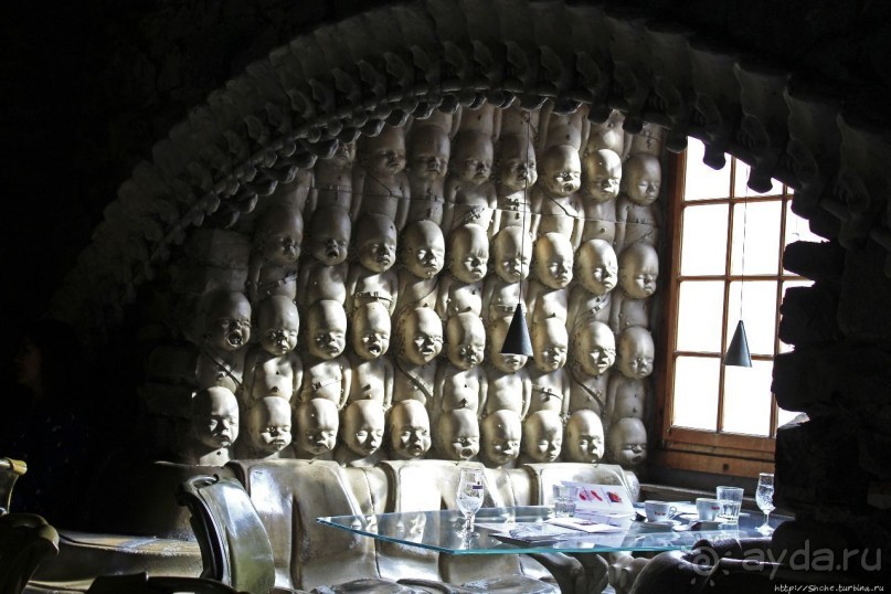 Пиво на костях, или инопланетный бар Гигера