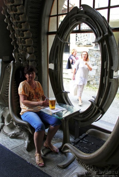 Пиво на костях, или инопланетный бар Гигера