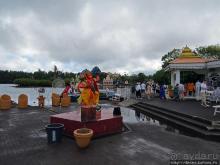 Храм Шивы на священном кратерном озере Ганга Талао