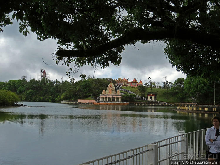 Храм Шивы на священном кратерном озере Ганга Талао