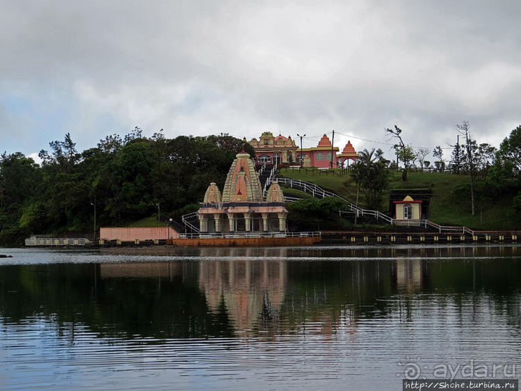 Храм Шивы на священном кратерном озере Ганга Талао