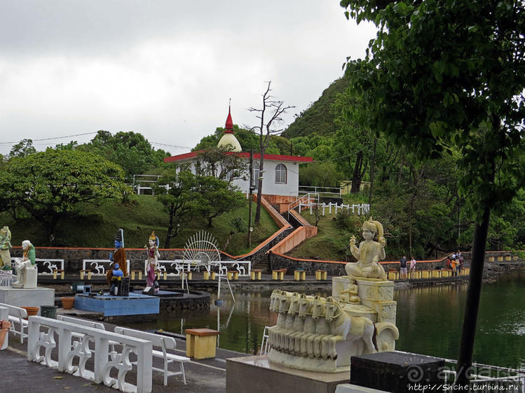 Храм Шивы на священном кратерном озере Ганга Талао