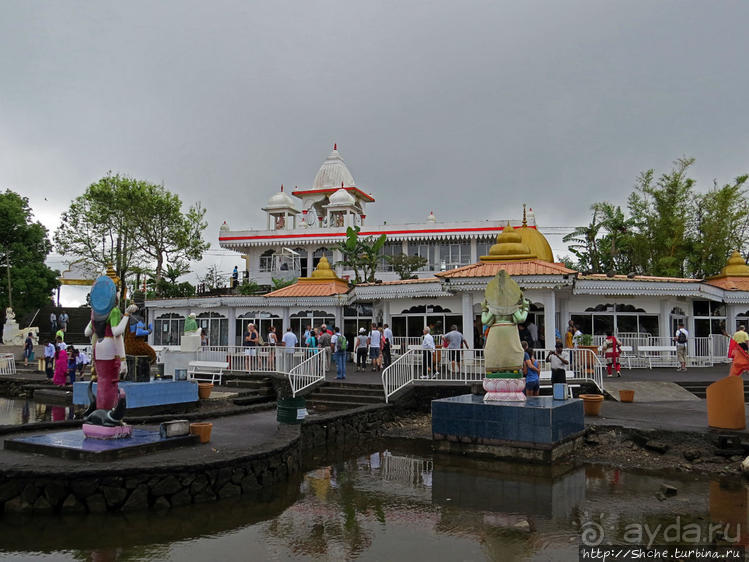 Храм Шивы на священном кратерном озере Ганга Талао
