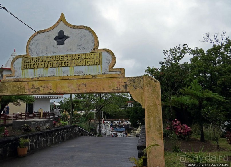 Храм Шивы на священном кратерном озере Ганга Талао