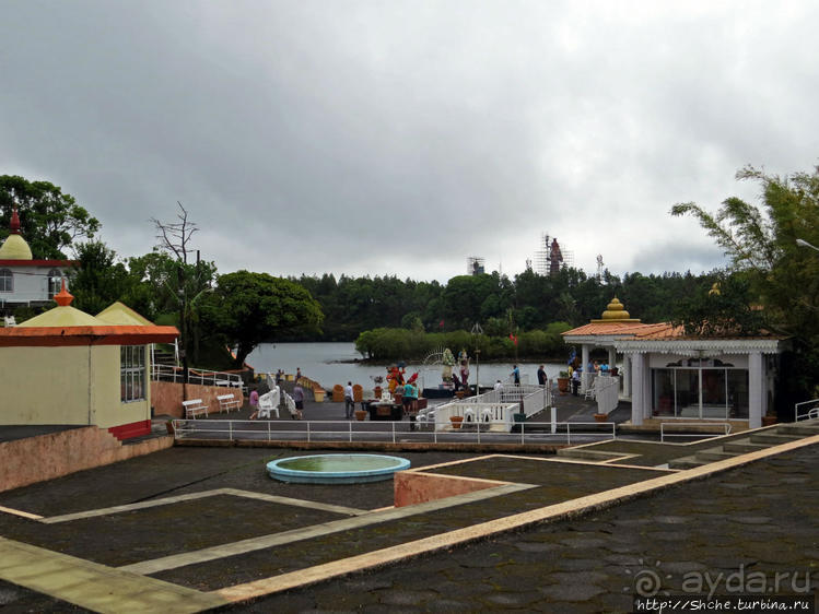 Храм Шивы на священном кратерном озере Ганга Талао