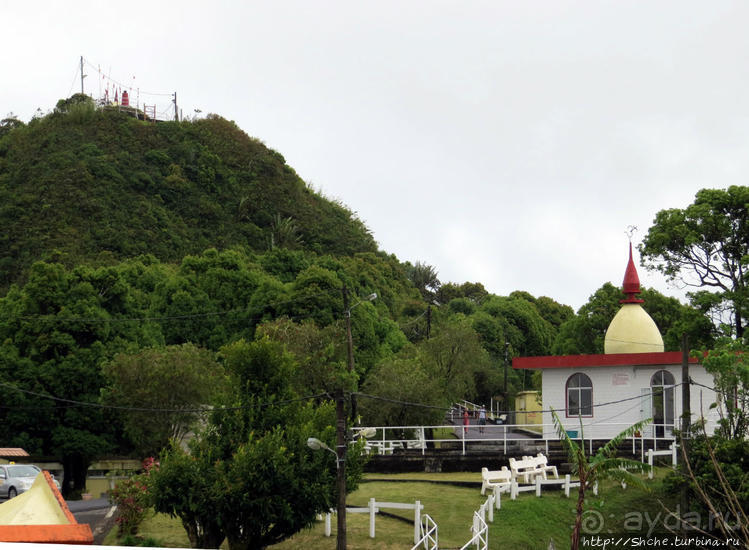 Храм Шивы на священном кратерном озере Ганга Талао