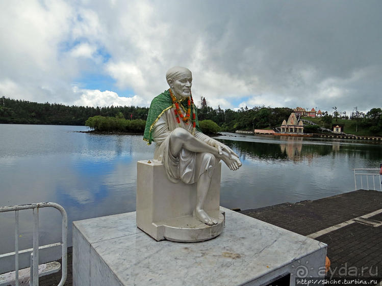 Храм Шивы на священном кратерном озере Ганга Талао