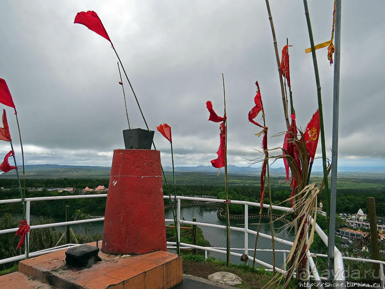 Храм Шивы на священном кратерном озере Ганга Талао
