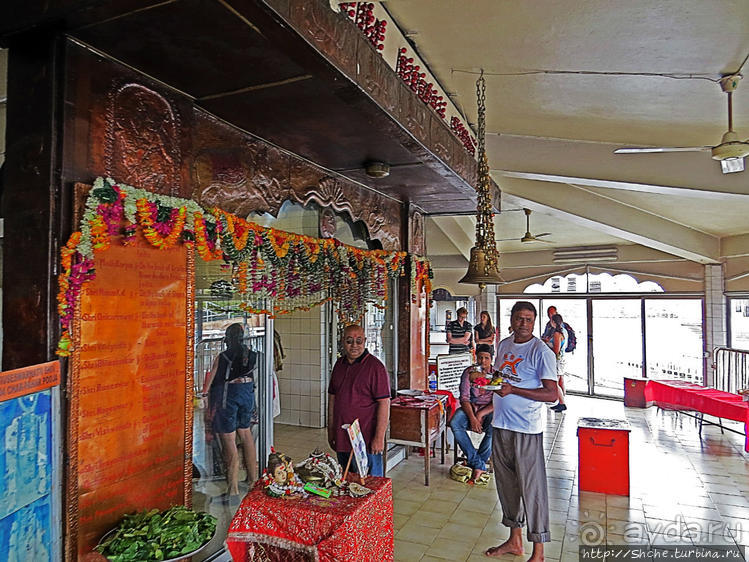 Храм Шивы на священном кратерном озере Ганга Талао