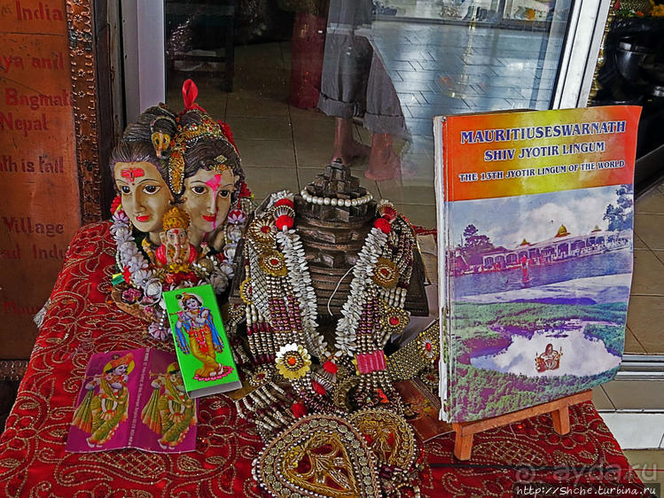 Храм Шивы на священном кратерном озере Ганга Талао