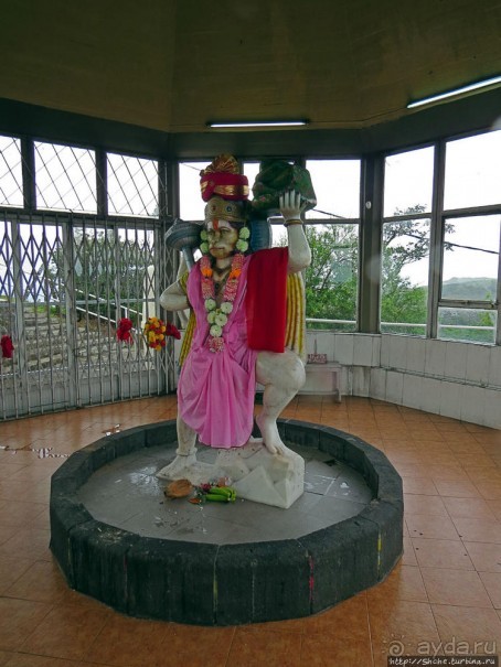 Храм Шивы на священном кратерном озере Ганга Талао