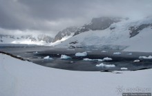 Антарктида с высоты птичьего полета. Какого же цвета вода?
