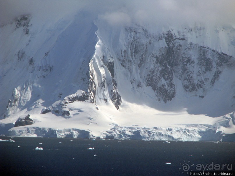 Антарктида с высоты птичьего полета. Какого же цвета вода?