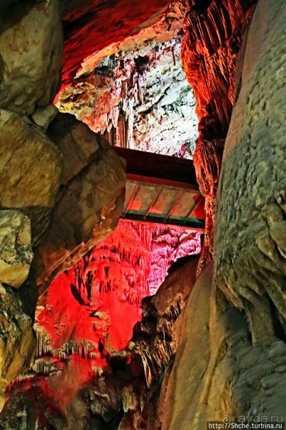Диковинные сталактиты и причудливые сталагмиты св. Михаила